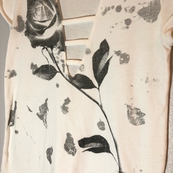 ROSE PRINT PLUNGE GRAPHIC PRINT CUTOUT TEE - Picture 5 of 5